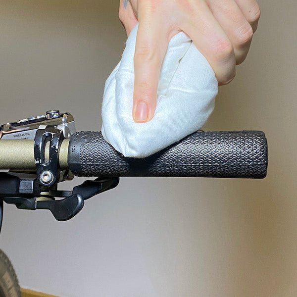 Klebrige Fahrradgriffe reinigen | All Mountain Style